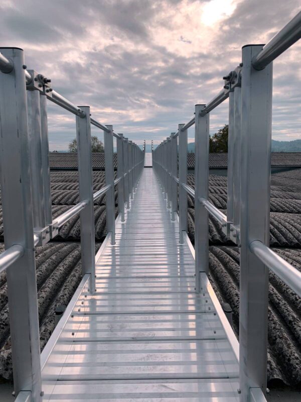 Linea vita, parapetti, scala a gabbia. Sicurdelta produce dispositivi, sistema di ancoraggio anticaduta per tetti, coperture e ponteggi.